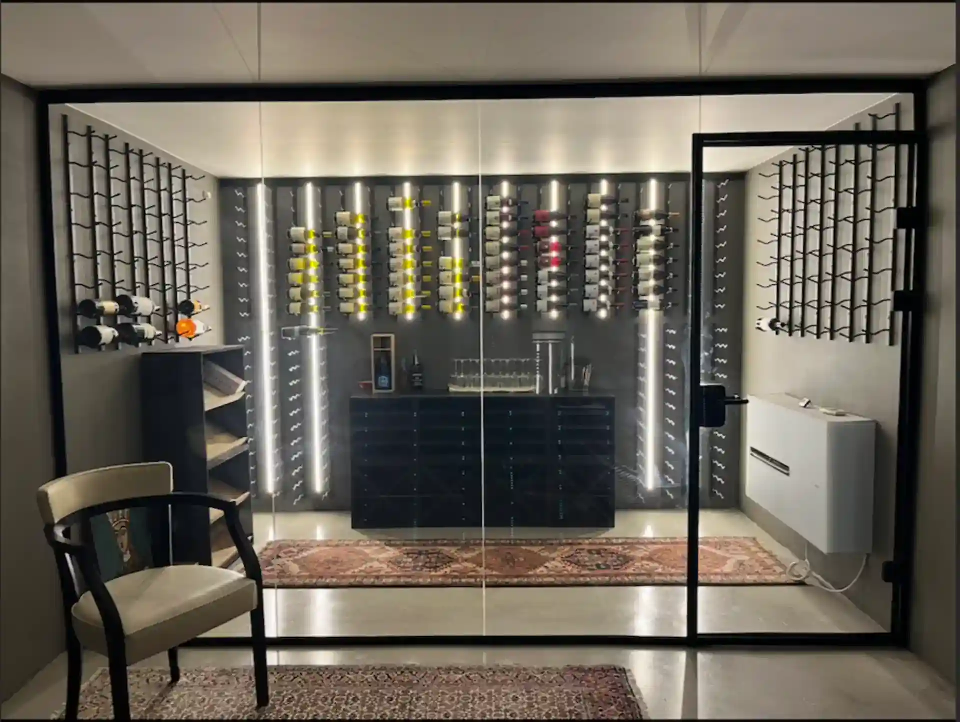 Moderne vinkælder med vinreoler og glasdør, elegant opbevaringsløsning.