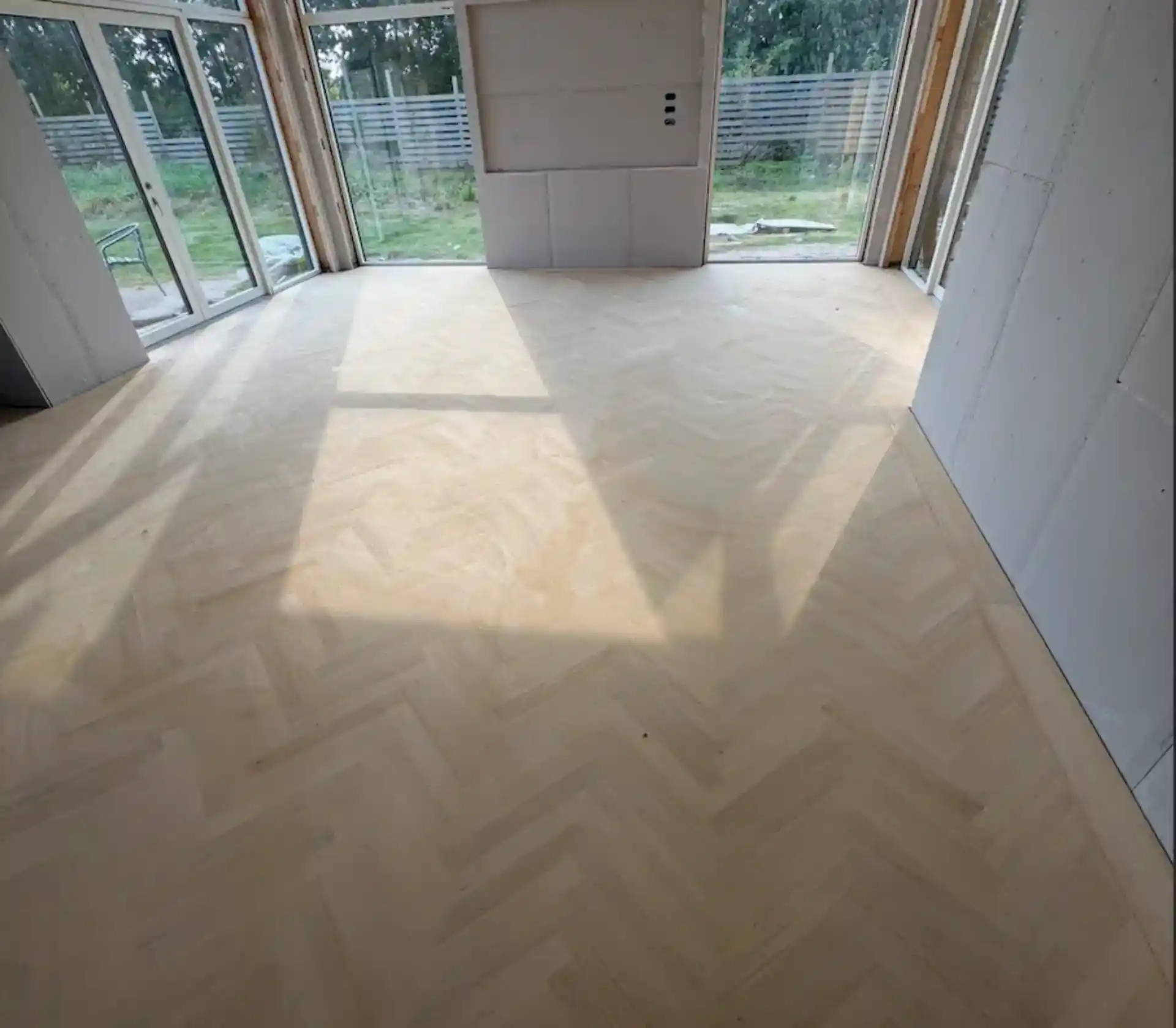 Parketgulv i nybygget kontorlokale.